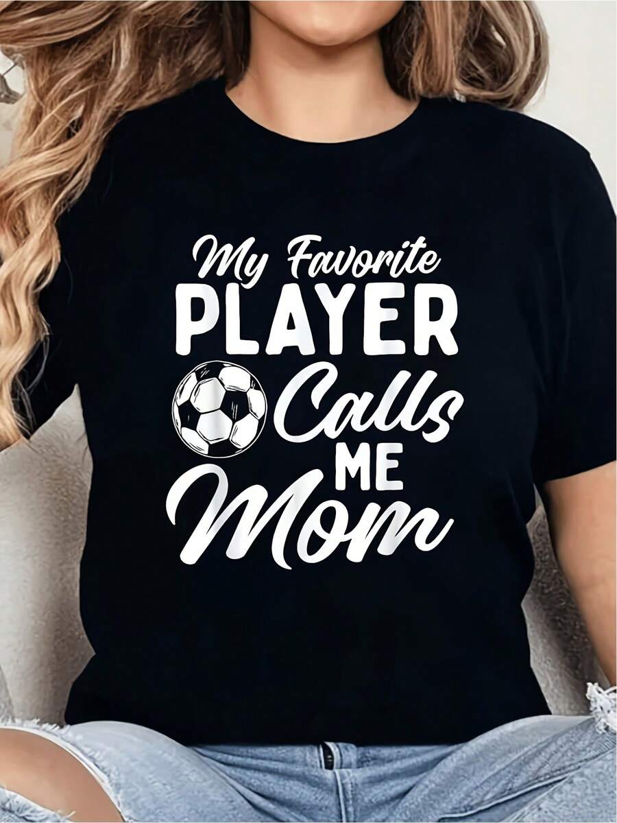 Blusa casual mujer, blusas casuales, blusas, tops básicos y tops de mujer, playeras de mujer y playeras de mujer algodon, blusas casuales para dama, luce con orgullo esta playera para mamás de futbolistas, con frase "My Favorite Player Calls Me Mom" y balón, ideal para mostrar tu apoyo incondicional a tu atleta. - Negro - Ver 1
