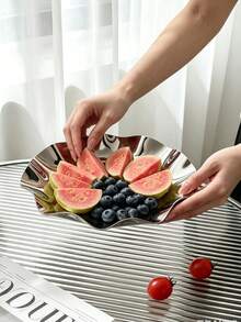 1 pieza Plato de frutas de acero inoxidable de lujo con borde ondulado, bandeja de metal de estilo nórdico asimétrico, plato para aperitivos y frutas para la sala de estar, bandeja de acero inoxidable con efecto espejo de , diseño de borde ondulado asimétrico, plato de frutas para el hogar, plato de postre, plato de frutas de metal de alta gama con borde ondulado, diseño de gran capacidad, almacenamiento de aperitivos, frutas y postres en la mesa de café - Plateado - Ver 7