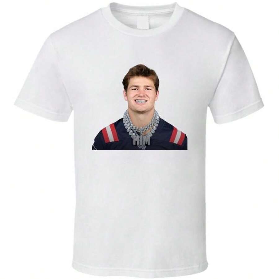 Drake Maye Grill And Chains New England Football Fan T-Shirt 220g Essential Unisex Cotton T-Shirt, 220g Of Unique Softness. Designed To Suit All People, Men And Women Alike. Durable, High-Quality Fabric, Ready For Any Cut, Delicate To The Touch But Built To Withstand. Lightweight Tops For Women, Perfect For Fall Outfits, Vacation Wear, And New Year's Costumes. - 白色 - 查看 1