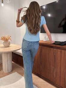 Blusa de mujer con cuello en V, botones y pliegues de encaje francés - Celeste - Ver 2