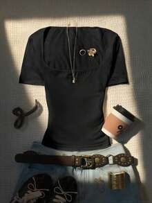 Camiseta de manga corta con cuello cuadrado, estilo minimalista y casual de verano, adecuada para uso diario, escuela y transporte.Simple y versátil, con estilo retro de los años 2000. - Negro - Ver 3