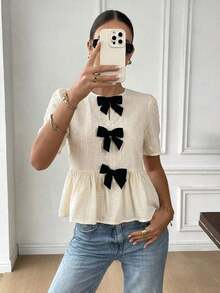 Camisa de mujer con cuello redondo, manga corta, decoración de lazo y bajo con volantes - Albaricoque - Ver 5