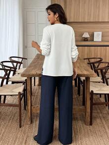 Conjunto informal de mujer con bloqueo de color y bordado en escote en V, otoño/invierno - Azul y blanco - Ver 2