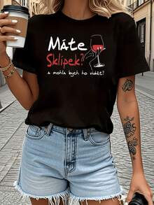 Camiseta de mujer de manga corta con cuello redondo y estampado de eslogan decorativo de copa de vino estilo checo en blanco y rojo, peculiar y llamativa para entusiastas de la cultura. Adecuada para reuniones de amigos, expresión emocional, estilismo y ropa de calle diaria. Una prenda superior para - Negro - Ver 6