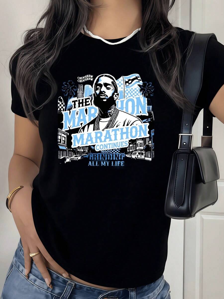 El arte representa la fuerza interior que impulsa la superación constante mostrando banderas a cuadros y edificios urbanos que simbolizan la perseverancia y la energía positiva camiseta de mujer casual moderna cómoda para uso diario - Negro - Ver 1