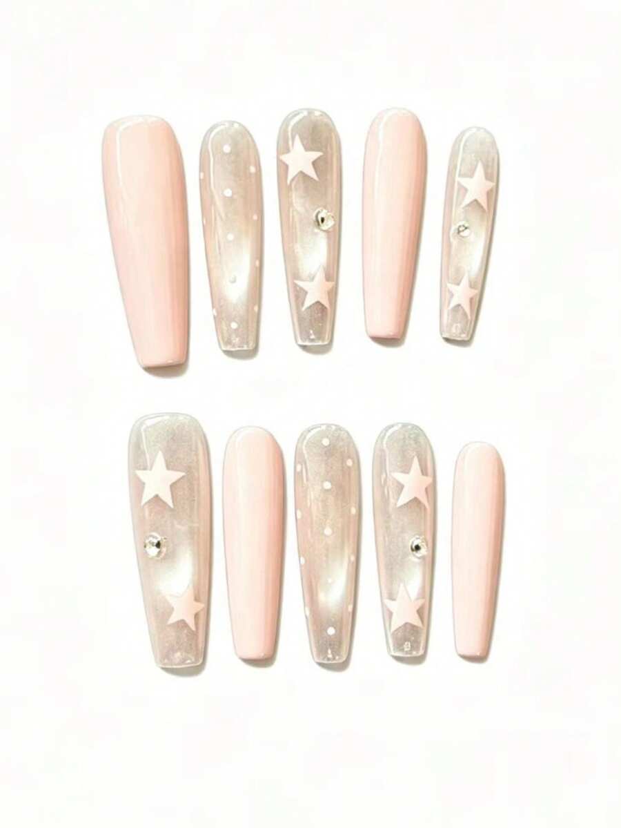 Bộ 10 móng tay mang tên Nude Pink Star Diamond. Bộ móng này có màu hồng nude nhẹ nhàng và họa tiết mắt mèo màu bạc, kết hợp với những ngôi sao trắng tinh tế, chấm bi và các hạt pha lê nhỏ. Lớp sơn bóng tạo nên vẻ ngọt ngào, mộng mơ. - Màu Hồng baby - Xem 1