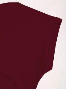 Camiseta de mujer de unicolor con pliegues, ajuste ceñido y hombro asimétrico de manga corta - Burdeos - Ver 3