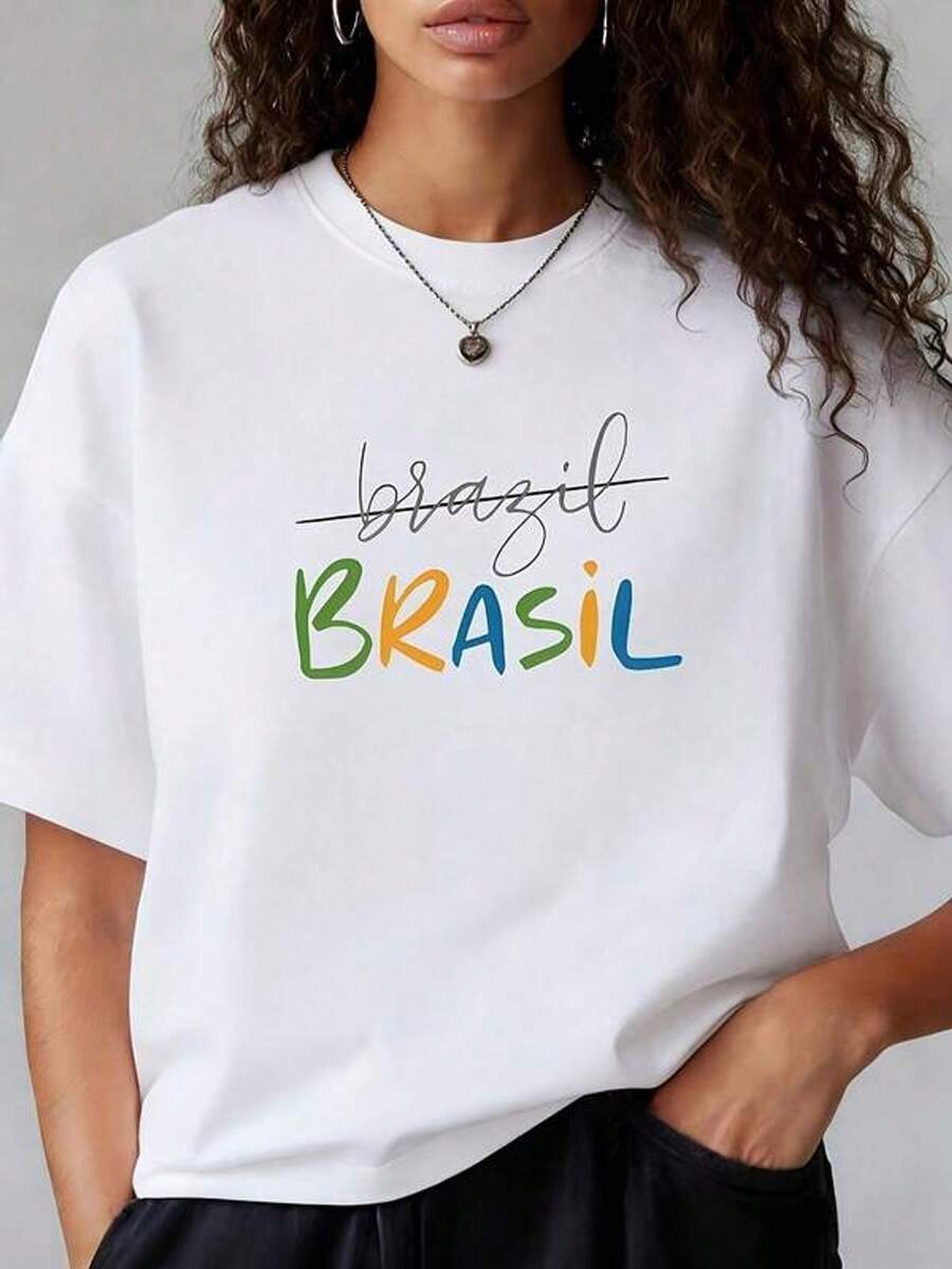 Camiseta de mujer con elementos tropicales y estampados de letras en portugués brasileño, una camiseta de manga corta, cuello redondo y blanca, adecu parrimavera y verano