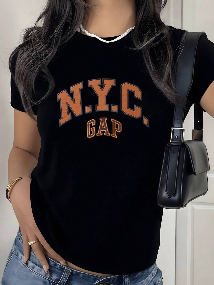 Letras grandes en color cobre que evocan la energía urbana y moderna de Nueva York transmitiendo confianza y dinamismo camiseta de mujer casual cómoda para uso diario - Negro - Ver 1