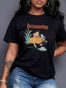 Mujer indígena mirando su reflejo en el agua junto a flores de loto simbolizando conexión espiritual con la naturaleza y serenidad camiseta para mujer de manga corta moderna,Camiseta de mujer elegante. - Negro - Ver 7