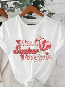 Short-Sleeved T-Shirt With Round Neck 95% 5% - Graphic T-Shirt With 'I'm A Sucker For You' Print, Featuring A Heart Lollipop Design, Fun Typography And Floating Hearts - Charming Romantic Casual T-Shirt, Regular Fit, Spring-Summer Season, Breathable And Comfortable. - 白色 - 查看 1