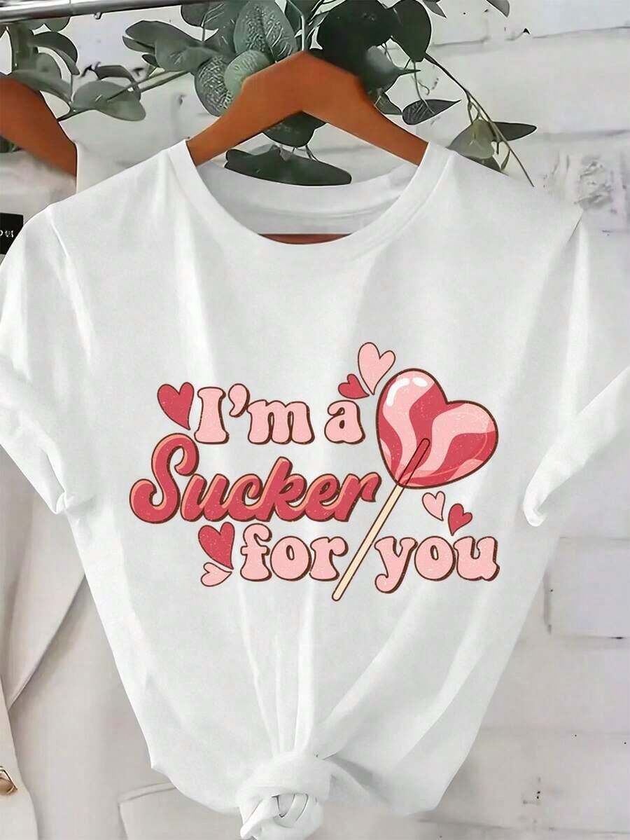 Short-Sleeved T-Shirt With Round Neck 95% 5% - Graphic T-Shirt With 'I'm A Sucker For You' Print, Featuring A Heart Lollipop Design, Fun Typography And Floating Hearts - Charming Romantic Casual T-Shirt, Regular Fit, Spring-Summer Season, Breathable And Comfortable. - 白色 - 查看 1