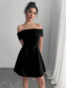 Vestido elegante y minimalista de unicolor con hombros descubiertos y ajustado a la cintura - Negro - Ver 6