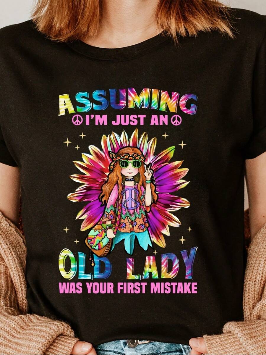 Elegante camiseta diaria para mujeres de talla grande. Suponer que soy solo una anciana es tu primer error. Camiseta casual de manga corta y cuello redondo para mujer, con letras vibrantes y diseño bohemio, camiseta con efecto vintage, patrones divertidos, textura suave, camiseta de moda casual y chic. - Negro - Ver 1