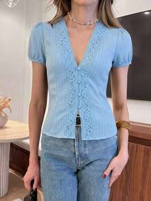 Blusa de mujer con cuello en V, botones y pliegues de encaje francés - Celeste - Ver 4
