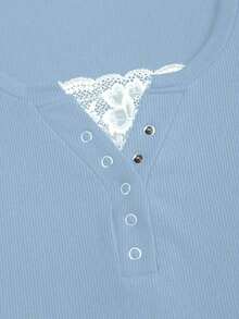 Camiseta de manga corta de unicolor con recorte de encaje de ojal semi-abierto para mujer, estilo urbano - Celeste - Ver 5