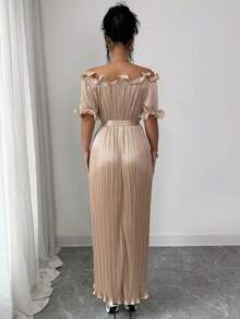 Petite Vestido elegante de color champán con mangas cortas, hombros descubiertos y volantes - Champán - Ver 2