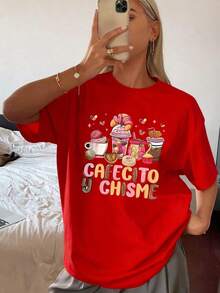 1pc Cafecito Y Chisme Print Celebrates [The Occasion]. Showcases Drinks Like Coffee, Hot Chocolate, And Sweet Breads Such As Conchas, Croissants, Palmeras, And Pastries. Ideal For Pleasant Chats And Sweet Moments Shared Among Friends. Women's T-Shirt, 100% Cotton. - 紅色的 - 查看 6