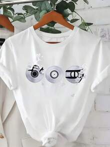 A Vintage Vinyl Record * Three Cherry Blossom-Themed Vinyl Records Arranged To Form The Shape Of "OOO", Combined With Cherry Blossom Branches On Either Side, With Scattered Petals Adding A Sense Of... Printed T-Shirt - Casual Crew Neck For Women - High Quality - 白色 - 查看 1