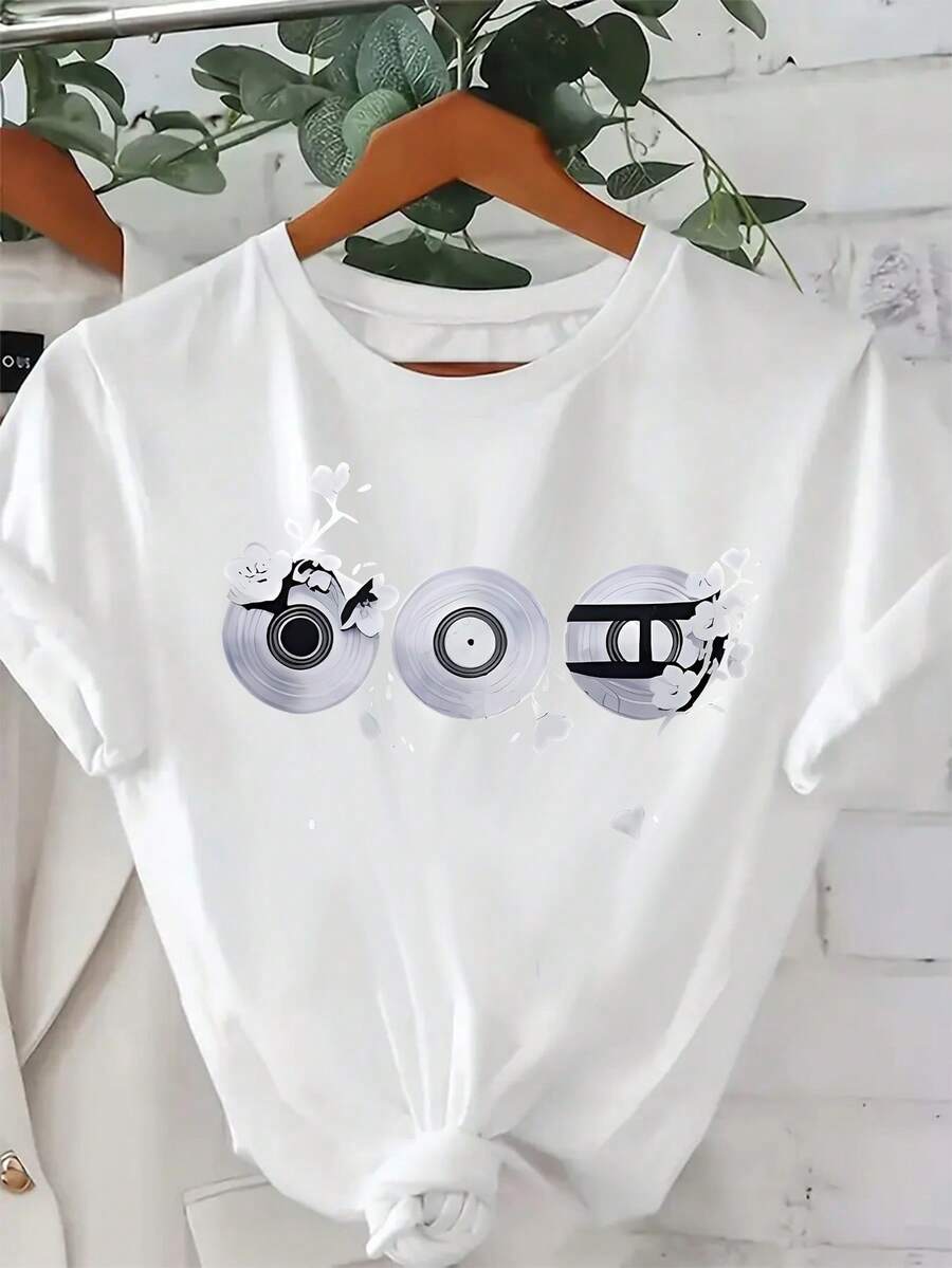 A Vintage Vinyl Record * Three Cherry Blossom-Themed Vinyl Records Arranged To Form The Shape Of "OOO", Combined With Cherry Blossom Branches On Either Side, With Scattered Petals Adding A Sense Of... Printed T-Shirt - Casual Crew Neck For Women - High Quality - 白色 - 查看 1