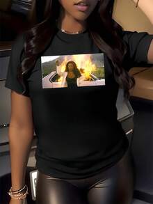Mujer frente a un coche que arde en llamas representando fuerza valentía y transformación interior camiseta de mujer con estilo moderno ideal para expresar personalidad única y actitud poderosa - Negro - Ver 8