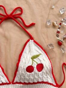 Conjunto de 2 piezas de top corto de punto con escote halter y bordado de cerezas, y shorts de punto con flecos para vacaciones de mujer - Rojo y blanco - Ver 5