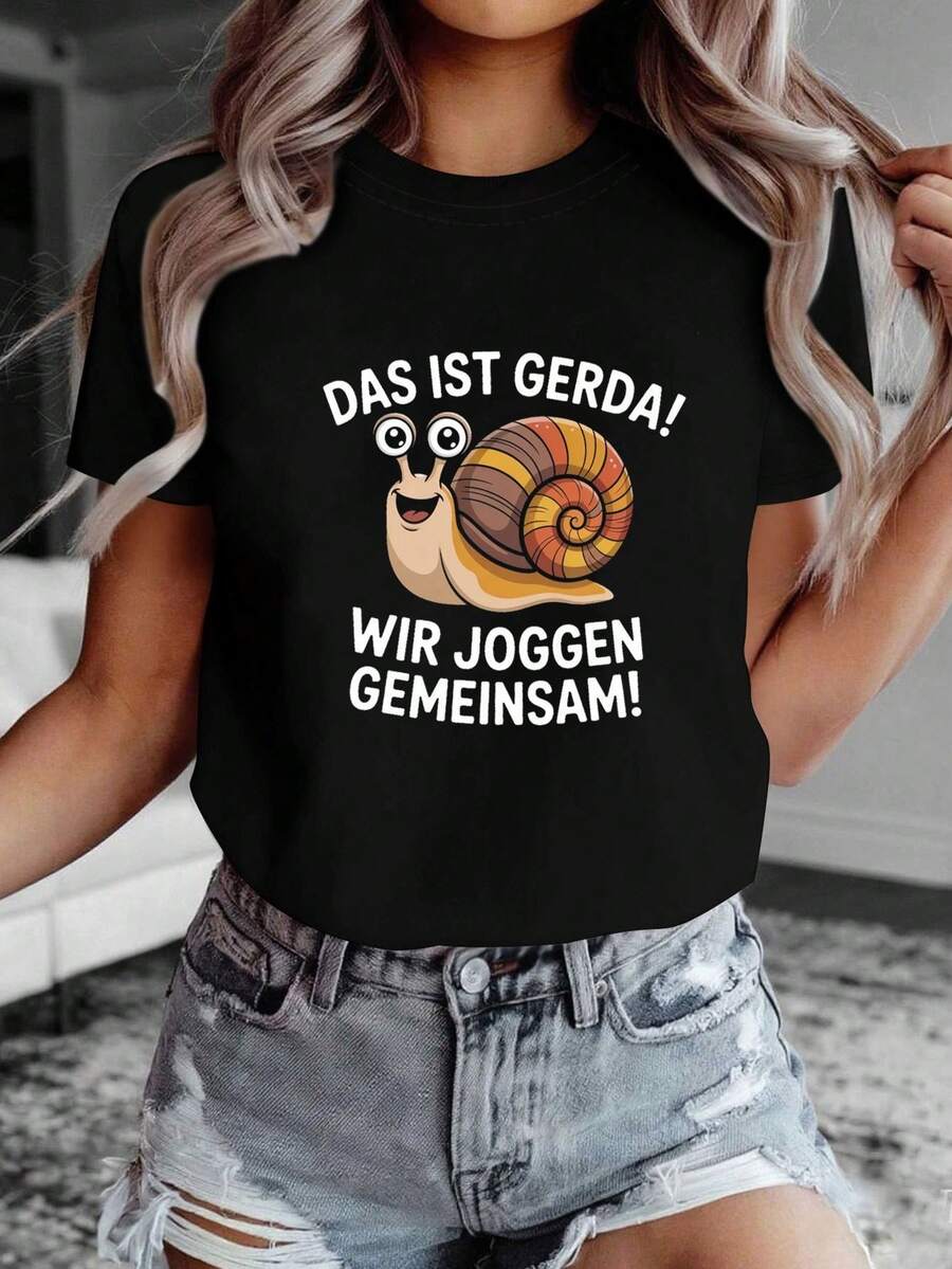German DAS IST GERDA! WE RAN TOGETHER This Is Gerda! Women's Spring-Summer Short-Sleeved T-Shirt With A Round Neck And A Cartoon Snail Text Print In A Zen Style. A Very Distinctive Printed T-Shirt / Unisex Style / Suitable For Both Men And Women / Wrinkle-Resistant / Breathable - 黑色 - 查看 1