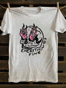 Camiseta gr£fica de mujer con calavera blanca y llamas "Todo est£ bien" - Estampado gtico audaz con llamas rosas y ojos negros, cuello redondo casual de manga corta, uste regular para un estilo cotidiano y audaz - Blanco - Ver 2