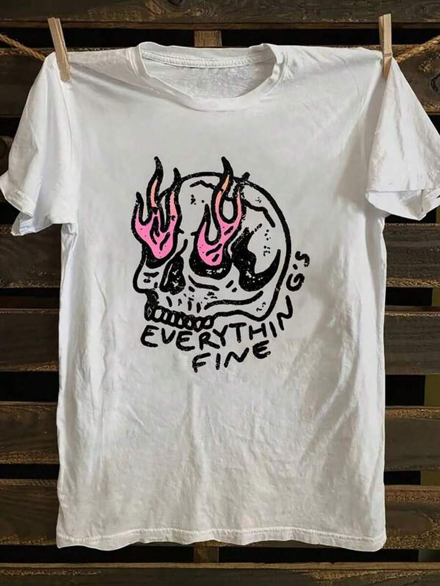 Camiseta gr£fica de mujer con calavera blanca y llamas "Todo est£ bien" - Estampado g￳tico audaz con llamas rosas y ojos negros, cuello redondo casual de manga corta, uste regular para un estilo cotidiano y audaz