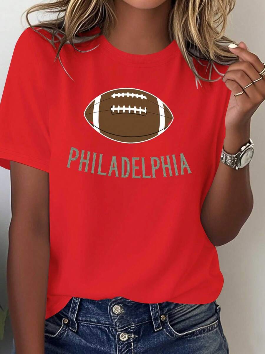 Camiseta de edición limitada para mujer con diseño de fútbol americano de Filadelfia -% ropa casual para fans, diseño audaz con espíritu de equipo, cómoda para todas las estaciones, lavable aáquina - Negra con letras verdes y estampado de balón de fútbol americano marrón, algodón ligero. - Rojo - Ver 1