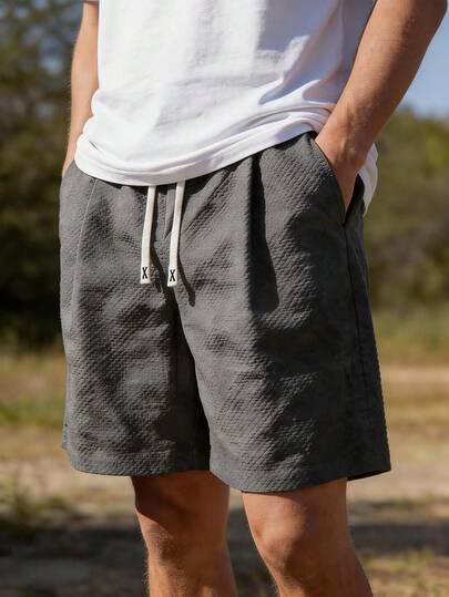 Pantalones cortos casuales y transpirables de estilo urbano estadounidense, de color gris oscuro, con textura de burbujas de gasa y cordón en la cintura, para hombres