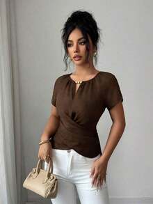 Blusa de manga corta con cuello redondo, estilo envolvente, elegante y casual, con cinturón y cuentas, adecuada para ir al trabajo, citas, y uso durante todo el año en primavera/verano.Blusa elegante para damas, apropiada para fiestas, citas, oficina, negocios, vida diaria en primavera/verano, temporada de graduación, Día del Maestro, vuelta al colegio, Acción de Gracias.Blusa de manga corta para uso diario, de unicolor con cuentas. - Marrón - Ver 3