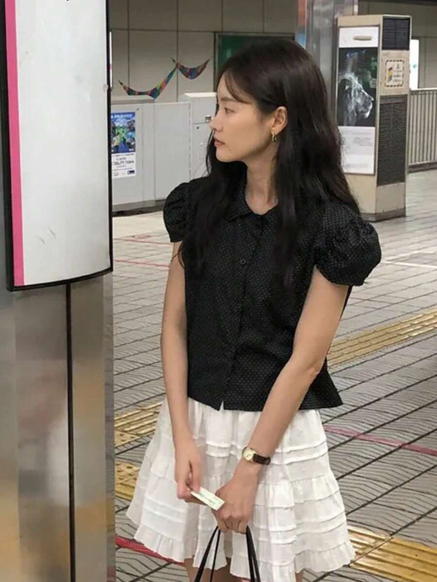 Blusa de estilo coreano de verano con lunares, cuello, abotonadura sencilla, mangas abullonadas, juvenil en color negro - Negro - Ver 1