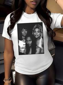 Artistic Portrait Reflecting Strength And Connection Between Women, Showcasing Confident Gazes And Contemporary Attitude In Monochromatic Tones. Casual Women's T-Shirt For Elegant Urban Wear. - 白色 - 查看 5