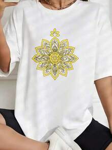 Women's Korean-Style Summer T-Shirt With A Yellow Mandala Flower Print. This Women's T-Shirt Features A Round Neck And Short Sleeves. It's A Versatile And Stylish Print T-Shirt Perfect For Everyday Wear, The Beach, Parties, And Vacations. - 白色 - 查看 1