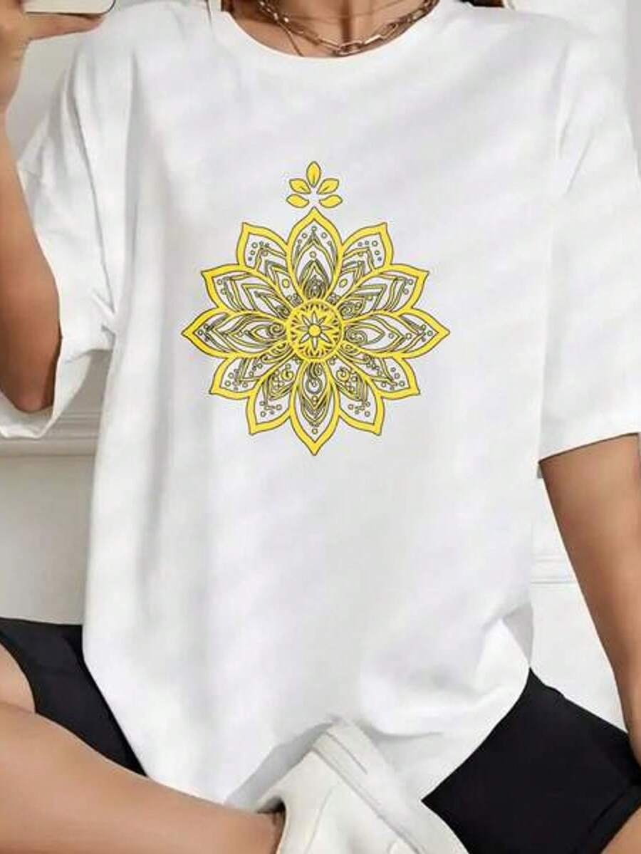 Women's Korean-Style Summer T-Shirt With A Yellow Mandala Flower Print. This Women's T-Shirt Features A Round Neck And Short Sleeves. It's A Versatile And Stylish Print T-Shirt Perfect For Everyday Wear, The Beach, Parties, And Vacations. - 白色 - 查看 1