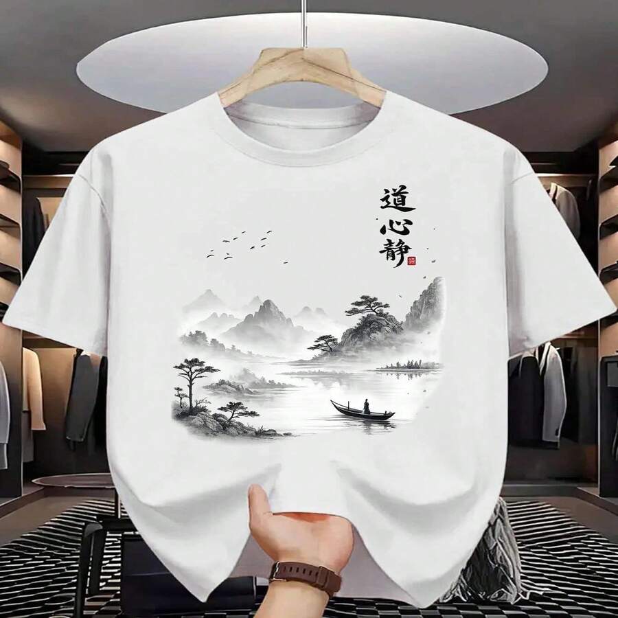 Esta camiseta para hombre, con un dise?o tradicional de pintura china a la tinta que representa barcos y paisajes de monta?a, está confeccionada con un tejido liso de alta calidad que ofrece un aspecto informal, duradero y elegante. - Blanco - Ver 1