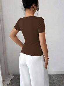 Blusa negra de manga corta con escote asimétrico y decoración metálica hueca, para primavera/verano - Marrón - Ver 2
