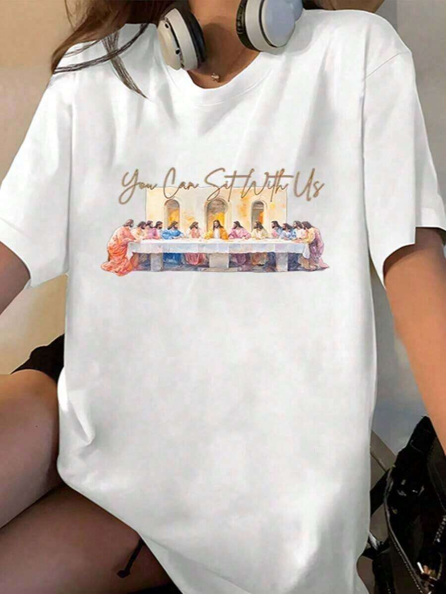 camiseta de algodón puro de manga corta con estampado de un solo lado con las palabras 'Puedes sentarte con nosotros en el cristianismo' impresas en ella. Estilo retro hip-hop, camiseta de manga corta impresa Y2K de calle, camiseta deportiva. Selección de Regalos del Día de San Patricio, Regalos de Fiesta, Regalos Esenciales para Primavera y Verano. Una camiseta casual de cuello redondo neutra es adecuada para festivales y reuniones. 100% algodón - Blanco - Ver 1
