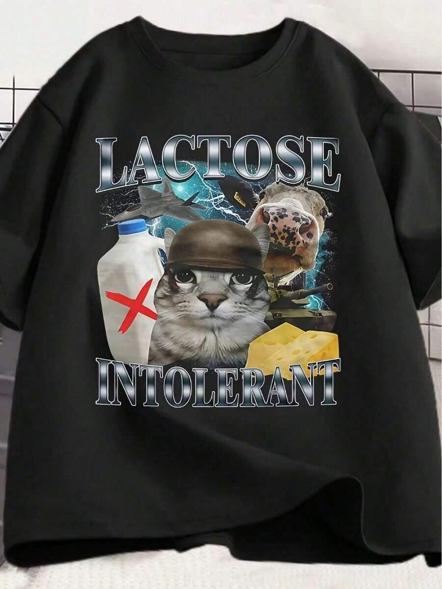 Camiseta gráfica de meme de gato intolerante a la lactosa para hombre, confeccionada en poliéster negro retro con corte sobredimensionado. Cuenta con diseño inspirado en anuncios de leche sin lactosa y Lactaid, estampado de gato intolerante a la lactosa y botella de Lactaid. Cuello redondo, manga corta, ajuste relajado y casual, cómoda para usar en todas las estaciones, lavable a máquina, ideal para amantes del humor sobre intolerancia a la lactosa. - Negro - Ver 1