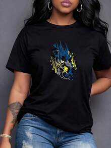 Heroic Figure In Blue And Yellow Tones Symbolizing Bravery And Urban Justice. Women's T-Shirt With Eye-Catching Print And Modern Cut, Ideal For A Sophisticated Casual Look. Casual Short Sleeve. - 黑色 - 查看 7