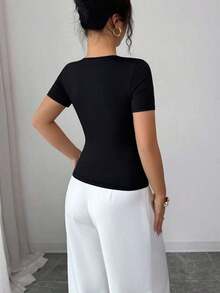 Blusa negra de manga corta con escote asimétrico y decoración metálica hueca, para primavera/verano - Negro - Ver 2