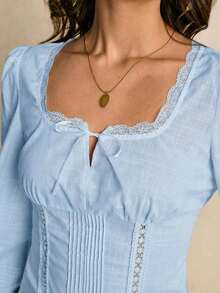 Blusa elegante con diseño plisado, decoración de lazo y encaje de contraste para mujer - Celeste - Ver 3