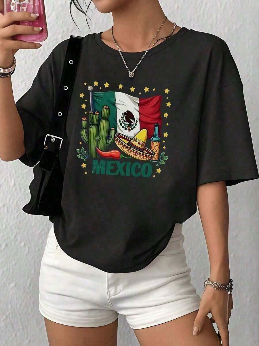 Soft Cotton T-Shirt For Women. Mexican Flag With Cactus, Sombrero, Chili Pepper, And Bottle Celebrating National Pride In Vibrant Colors. Comfortable And Casual T-Shirt For Women, 100% Cotton. Oversized Printed T-Shirt For Women, Casual Summer Wear. - 黑色 - 查看 1