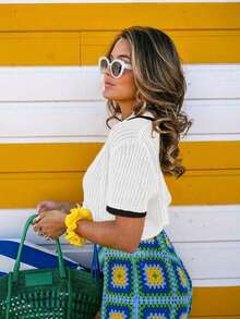 Blusa de punto de cuello polo de manga corta para mujer, con detalles de botones y recortes, con ribetes contrastantes - Uso casual y cómodo para el verano, versátil para el estilo diario de calle - Blanco - Ver 2