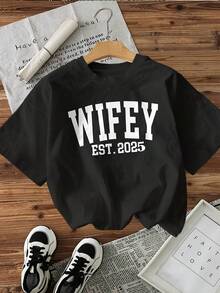 Limited Edition Women's T-Shirt With Bold Letter Print S WIFEY EST 2026 - Black With White Text, Short Sleeve, Crew Neck, Casual Style, Machine Washable, Comfortable Fit For All Seasons, Women's T-Shirts, Everyday Wear, Graphic Design T-Shirt, Non-See-Through Material, Lightweight Cotton - 黑色 - 查看 1