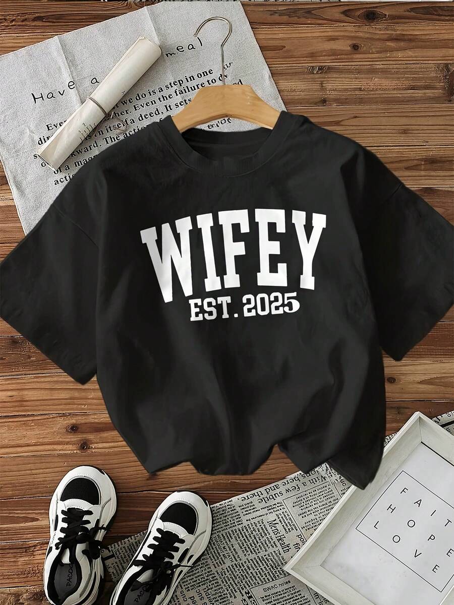 Limited Edition Women's T-Shirt With Bold Letter Print S WIFEY EST 2026 - Black With White Text, Short Sleeve, Crew Neck, Casual Style, Machine Washable, Comfortable Fit For All Seasons, Women's T-Shirts, Everyday Wear, Graphic Design T-Shirt, Non-See-Through Material, Lightweight Cotton - 黑色 - 查看 1