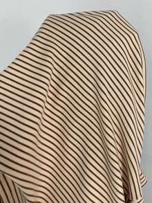 Camiseta ajustada con hombro asimétrico a rayas para mujeres, ideal para vacaciones de verano - Caqui - Ver 7
