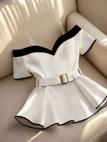 Blusa elegante y de moda para mujer, con diseño minimalista y versátil, con contraste de color negro y blanco, decoración de hebilla metálica y volantes en el bajo, para el verano - Beis - Ver 6