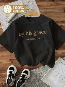 Camiseta de manga corta con cuello redondo de algodón puro, estilo minimalista, con estampado "by his grace romans 3". - Negro - Ver 2